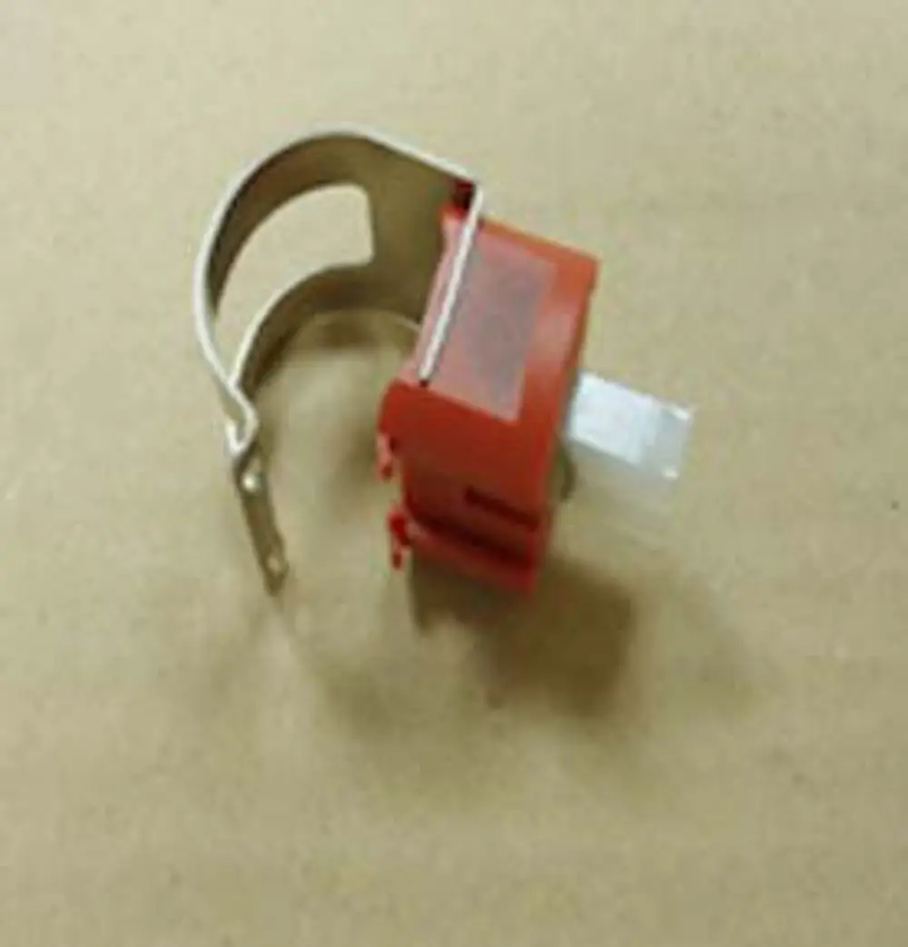 Temperaturfühler mit rotem Gehäuse und metallischer Halterung, hergestellt von Remeha. Der Fühler verfügt über einen Stecker, der für die Montage vorgesehen ist.
